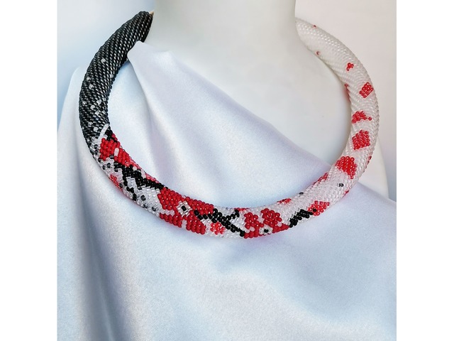 Прикраса із бісеру кольє-джгут "Червоні пелюстки"