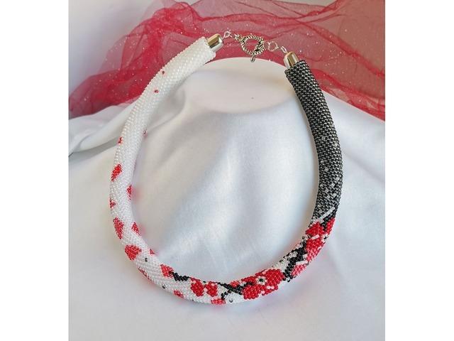 Прикраса із бісеру кольє-джгут "Червоні пелюстки"