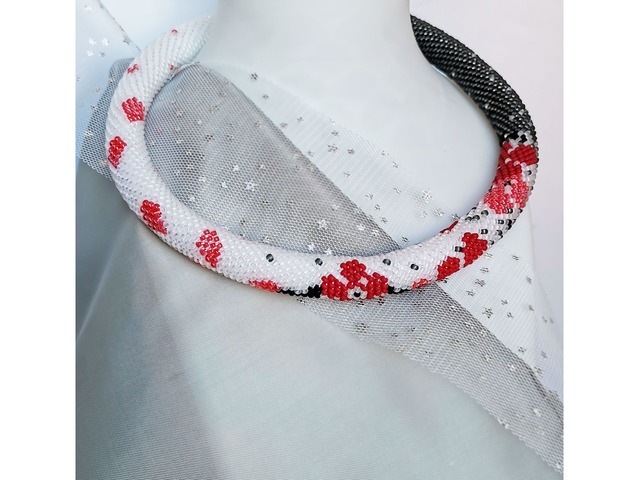 Прикраса із бісеру кольє-джгут "Червоні пелюстки"