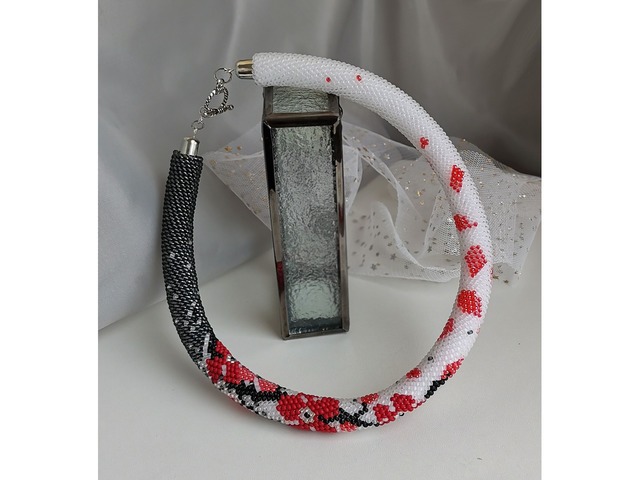 Прикраса із бісеру кольє-джгут "Червоні пелюстки"