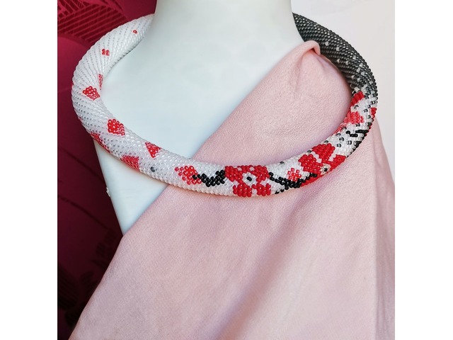 Прикраса із бісеру кольє-джгут "Червоні пелюстки"