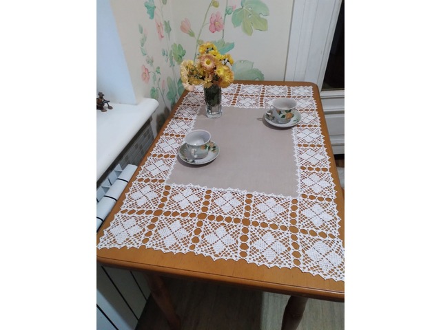 Скатерть ажурная  комбинированная, вязаная крючком, ручной сборки.
