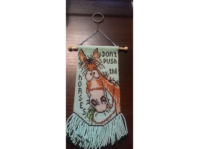 Підвіска в авто з бісеру. Символ Нового року з легендарною фразою.