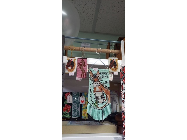 Підвіска в авто з бісеру. Символ Нового року з легендарною фразою.