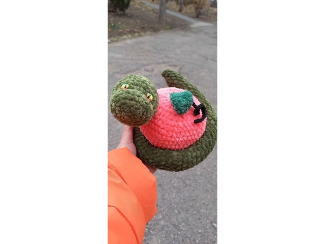 Змій з яблуком. Ручна робота.