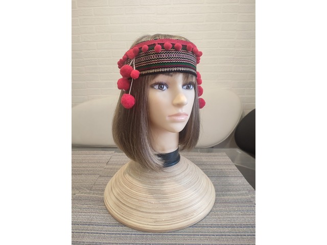 Чільце червоне з помпонами, український ободок