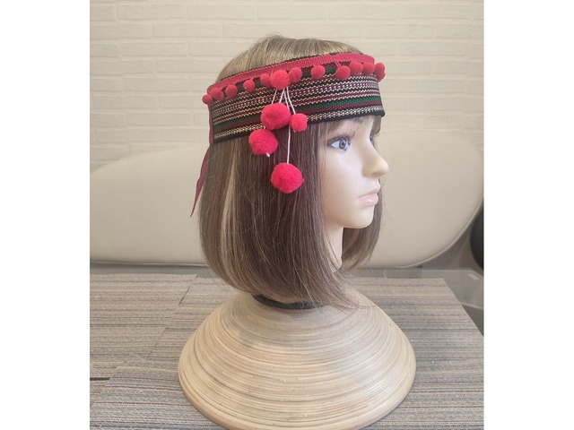 Чільце червоне з помпонами, український ободок