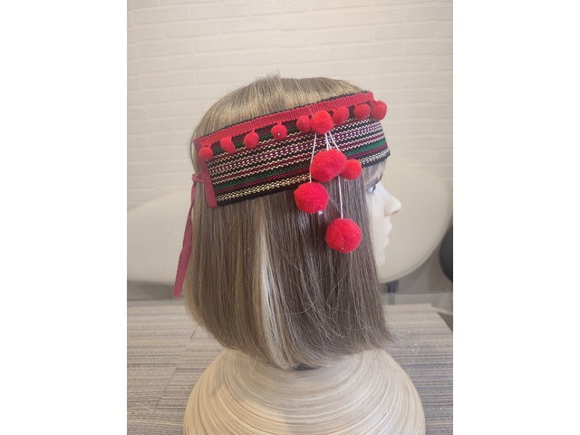 Чільце червоне з помпонами, український ободок