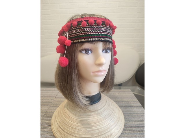 Чільце червоне з помпонами, український ободок