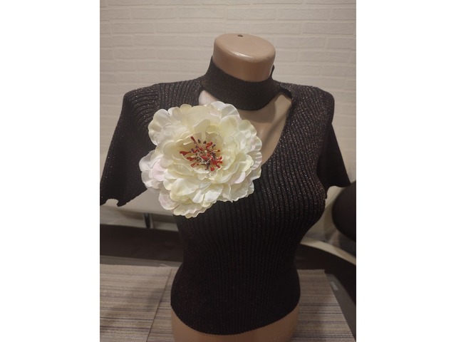 Біла велика квітка брошка, біла брошка квітка