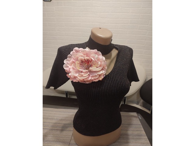 Біла велика квітка брошка, біла брошка квітка