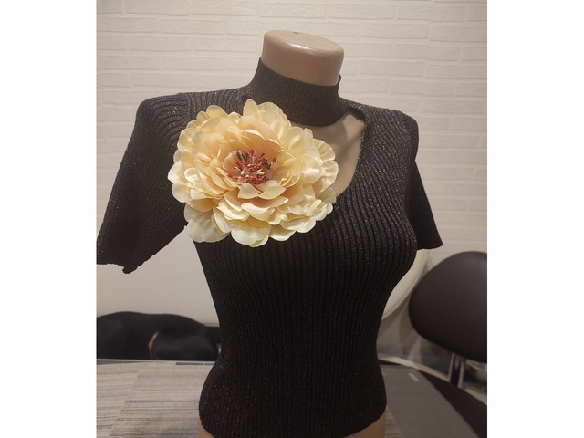 Біла велика квітка брошка, біла брошка квітка