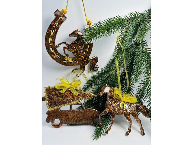 Набір новорічних прикрас на ялинку з епоксидної смоли.