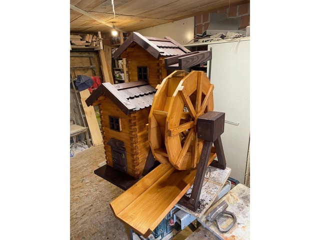 Водяний млин із відкривними дверима та дахом – дерев’яний, робочий (11 000 грн)