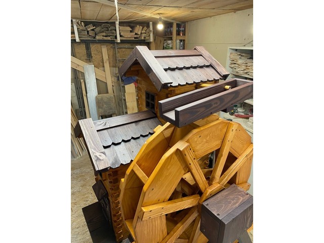 Водяний млин із відкривними дверима та дахом – дерев’яний, робочий (11 000 грн)