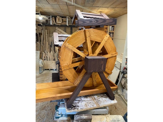 Водяний млин із відкривними дверима та дахом – дерев’яний, робочий (11 000 грн)