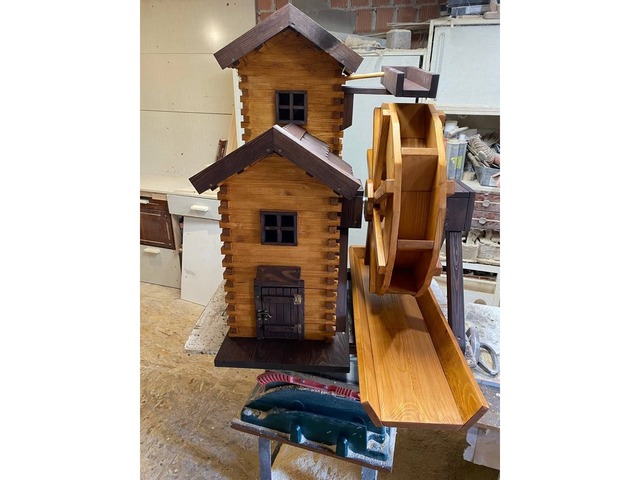 Водяний млин із відкривними дверима та дахом – дерев’яний, робочий (11 000 грн)