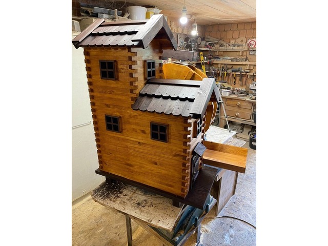 Водяний млин із відкривними дверима та дахом – дерев’яний, робочий (11 000 грн)