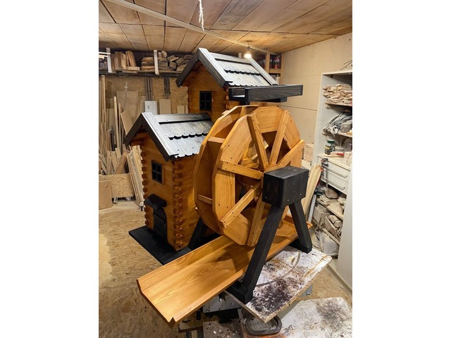 Водяний млин з декоративними дверцятами та великим відсіком під насос (11 300 грн)