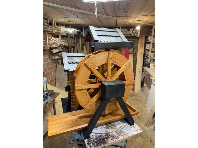 Водяний млин з декоративними дверцятами та великим відсіком під насос (11 300 грн)