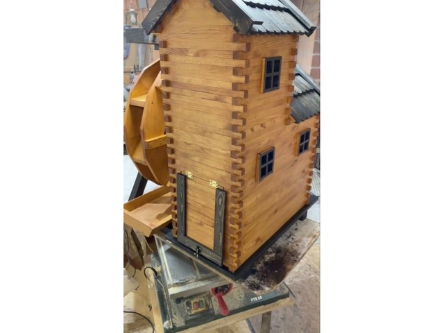 Водяний млин з декоративними дверцятами та великим відсіком під насос (11 300 грн)