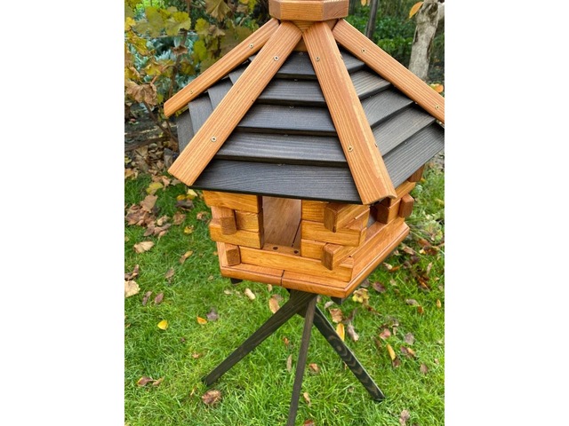 Шестигранна годівниця на тринозі