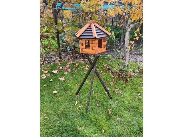 Шестигранна годівниця на тринозі