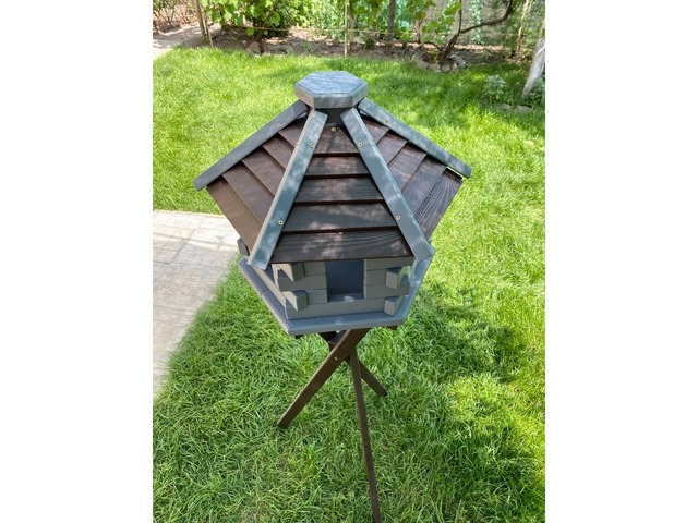 Шестигранна годівниця на тринозі