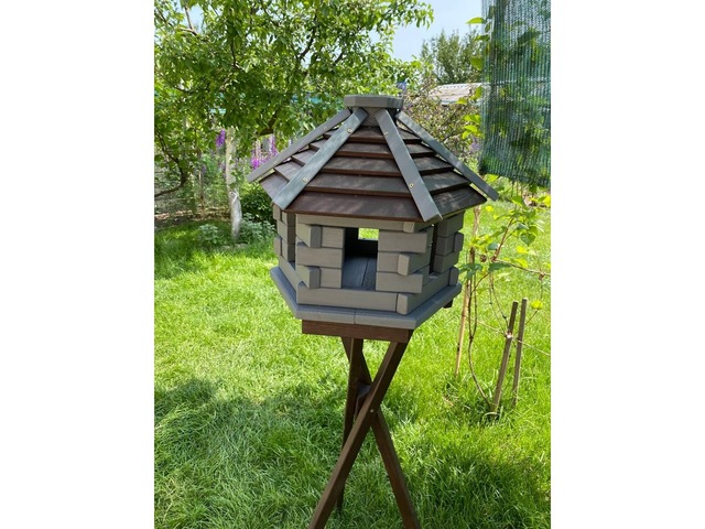 Шестигранна годівниця на тринозі