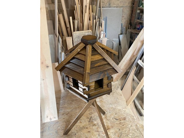 Шестигранна годівниця на тринозі