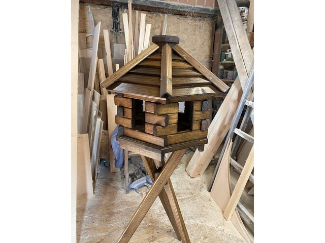 Шестигранна годівниця на тринозі