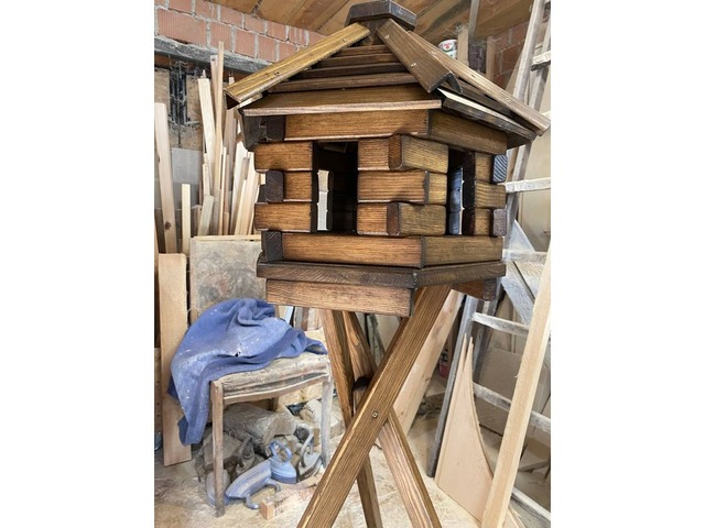 Шестигранна годівниця на тринозі