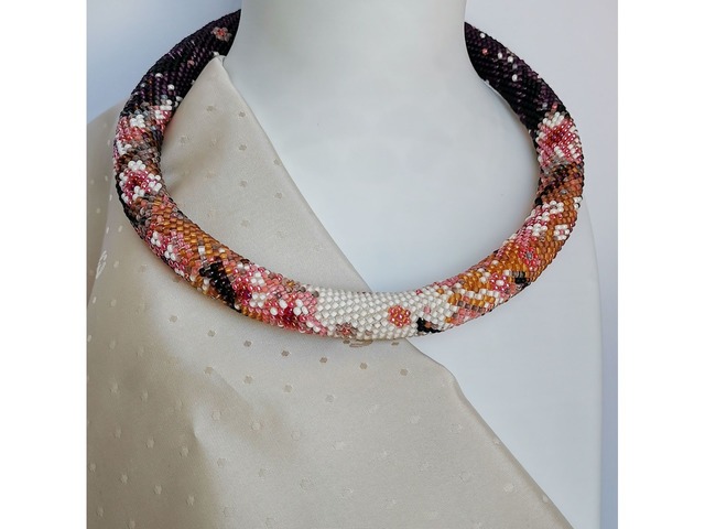 Прикраса із бісеру кольє-джгут "Сакура"