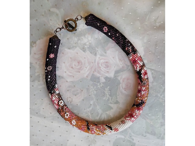 Прикраса із бісеру кольє-джгут "Сакура"