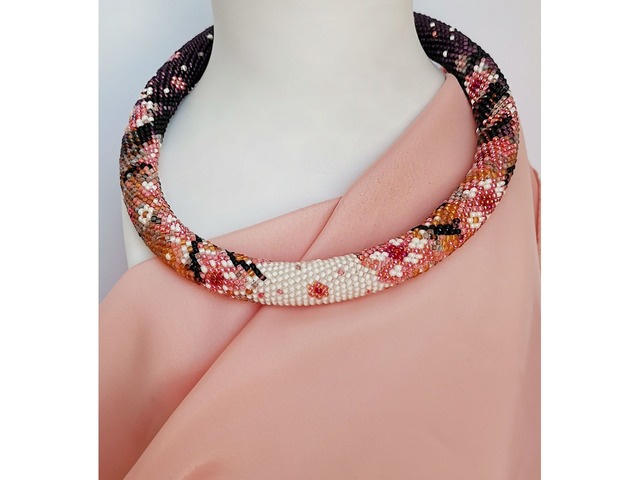 Прикраса із бісеру кольє-джгут "Сакура"