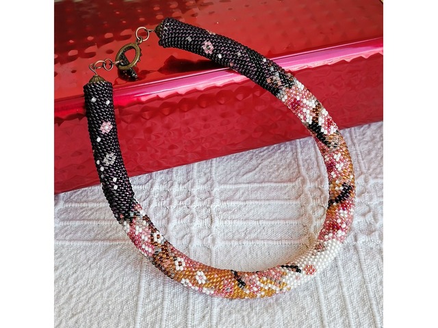 Прикраса із бісеру кольє-джгут "Сакура"