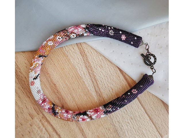 Прикраса із бісеру кольє-джгут "Сакура"