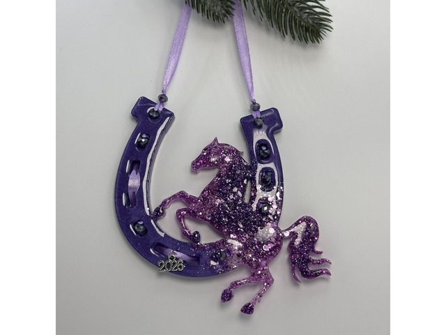 Новорічна підвіска з епоксидної смоли *Підкова та конячка*.
