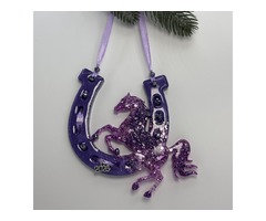 Новорічна підвіска з епоксидної смоли *Підкова та конячка*.