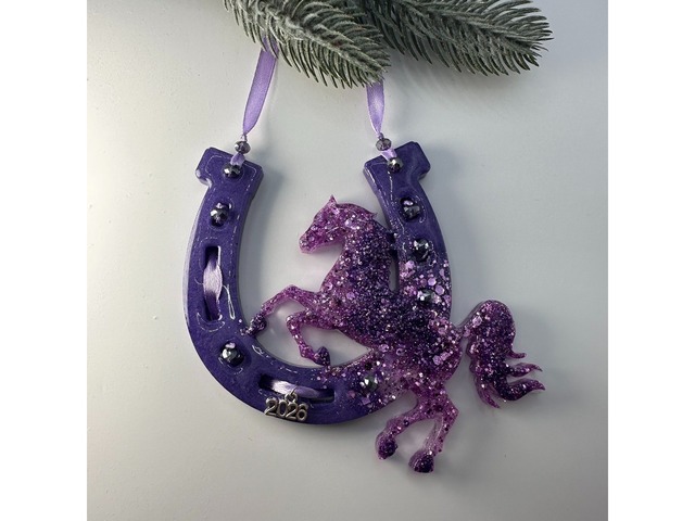 Новорічна підвіска з епоксидної смоли *Підкова та конячка*.