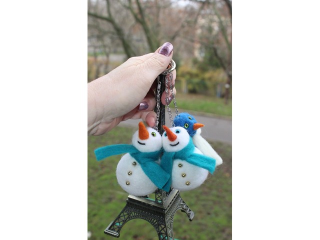 Іграшки на ялинку снеговички валяна іграшка брелок прикраса з вовни інтерєрна