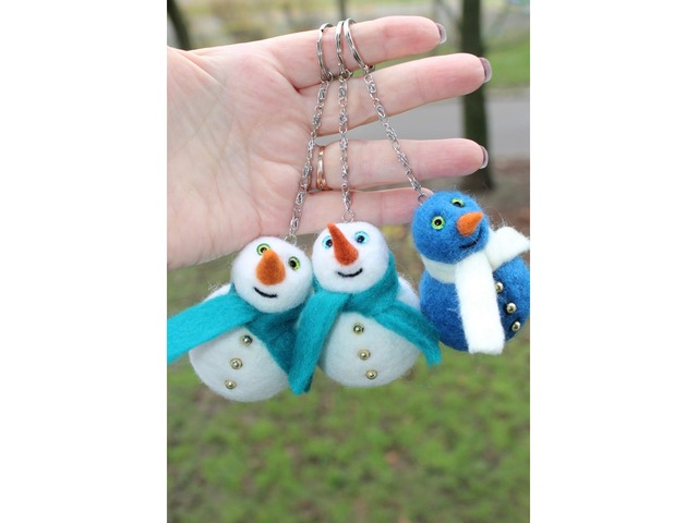 Іграшки на ялинку снеговички валяна іграшка брелок прикраса з вовни інтерєрна