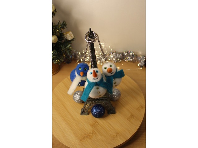 Іграшки на ялинку снеговички валяна іграшка брелок прикраса з вовни інтерєрна