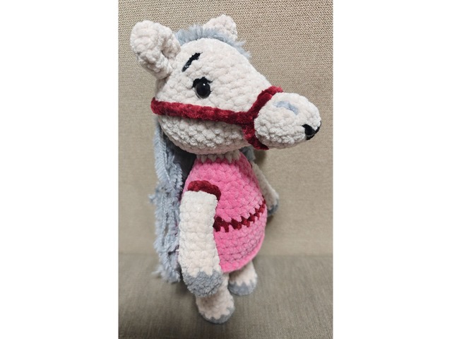 Кінь коник в'язана іграшка подарунок  ручна робота hand made