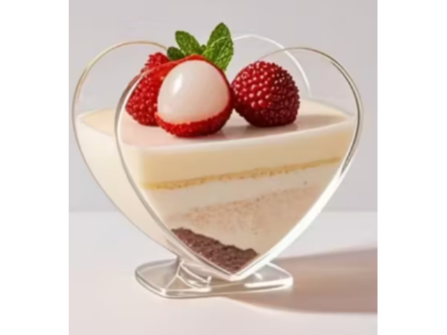 Прозорі серцеподібні стаканчики для десертів