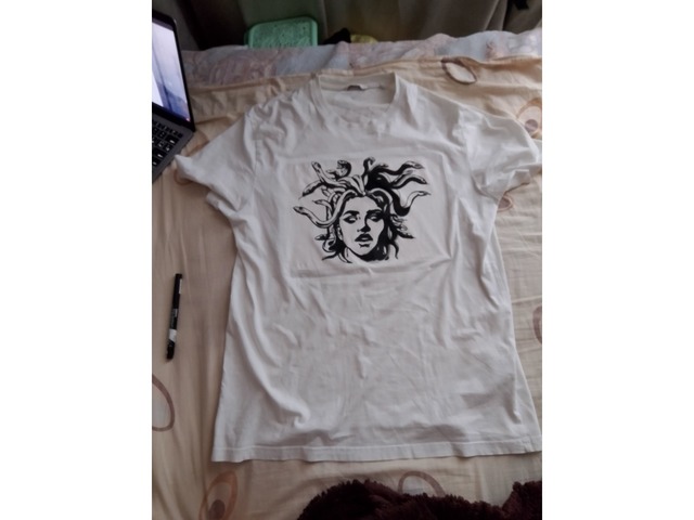 Базовая белая майка с авторским рисунком “Медуза Горгона” — ручная роспись