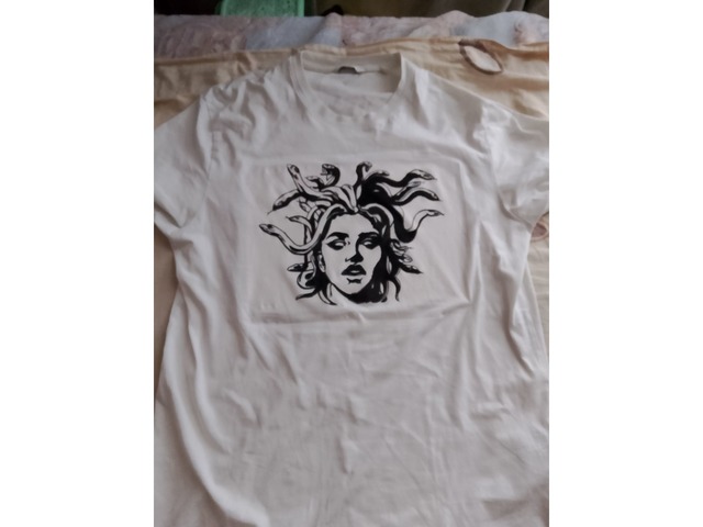 Базовая белая майка с авторским рисунком “Медуза Горгона” — ручная роспись