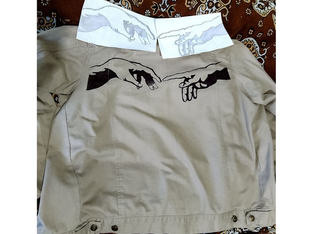 Мужская бежевая лёгкая куртка с ручной росписью “Сотворение Адама” — авторская работа