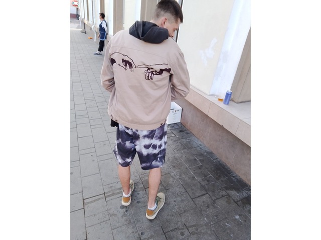 Мужская бежевая лёгкая куртка с ручной росписью “Сотворение Адама” — авторская работа