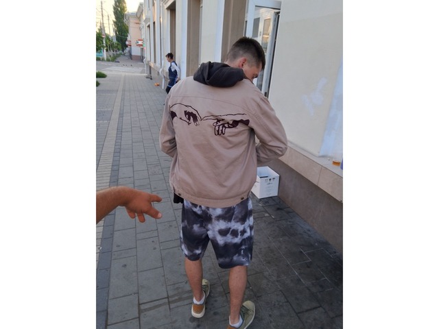 Мужская бежевая лёгкая куртка с ручной росписью “Сотворение Адама” — авторская работа